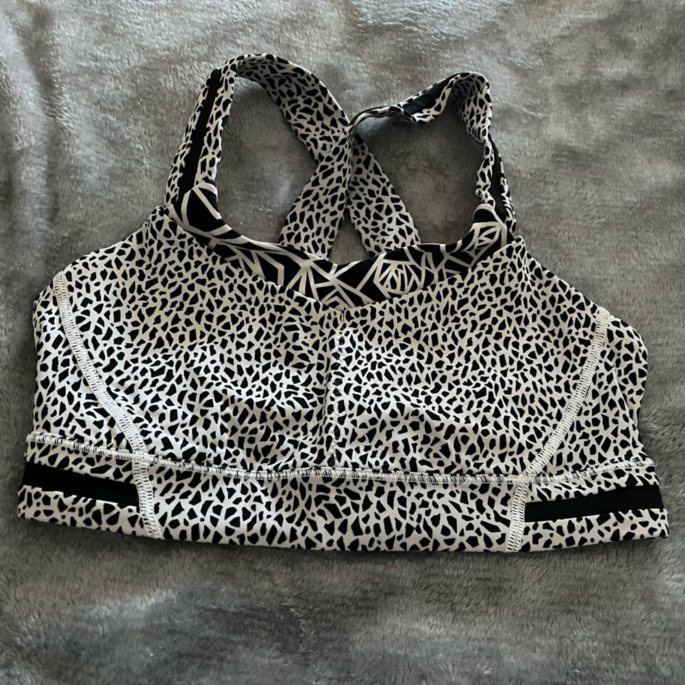 Stash it bra Lululemon Size 4 black and white pattern